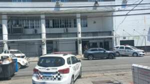 Torcedores do Santos invadem Vila Belmiro um dia após rebaixamento no Brasileirão