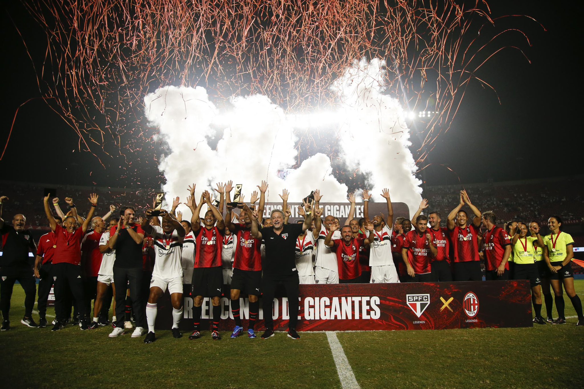São Paulo celebra 30 anos do bimundial com vitória sobre o Milan em jogo de lendas no Morumbi