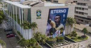 Pelé recebe homenagens do mundo do futebol um ano após sua morte