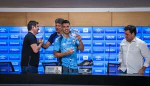 Renato Gaúcho entrega DVD com gols para Suárez: 'Pode assistir nas férias'