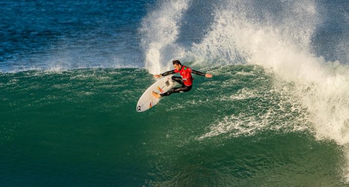 Surfista brasileiro sofre queda e é socorrido inconsciente no Havaí