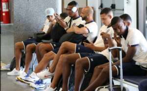 Elenco do Bahia é alvo de críticas em protesto da torcida em aeroporto. Vídeo!