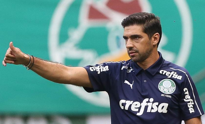 Abel Fereira chega a Portugal para férias e se esquiva de perguntas sobre o Benfica