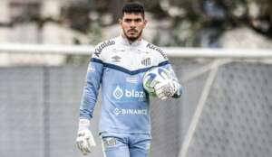 João Paulo descarta propostas, aceita reduzir salário e será o goleiro do Santos em 2024