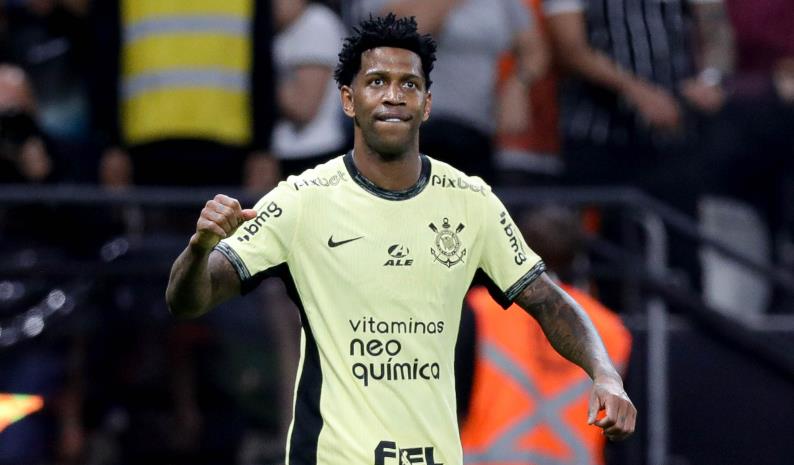 Clube da elite sonda zagueiro Gil, livre após deixar o Corinthians