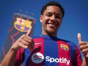 Espanhol: Vitor Roque desembarca em Barcelona e pode fazer estreia no dia 4