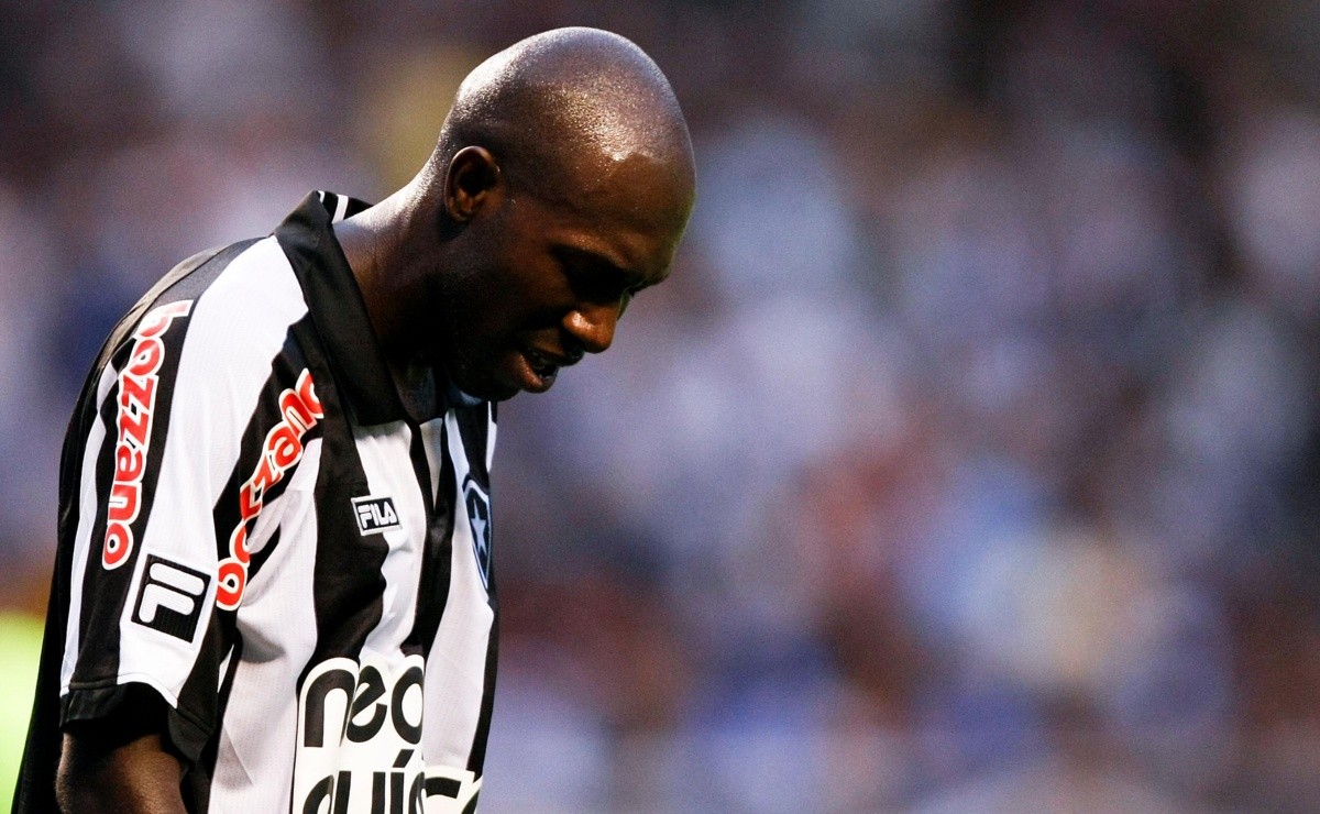 Ex-atacante de Botafogo e Grêmio é hospitalizado com suspeita de AVC