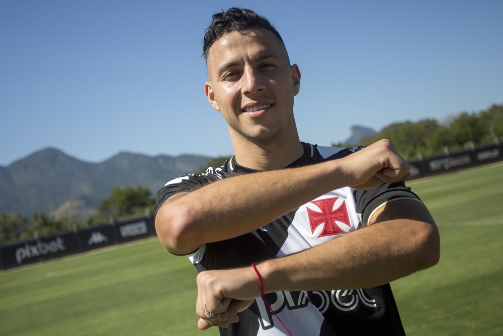 Carioca: Vasco anuncia a saída do atacante paraguaio após 25 jogos e nenhum gol