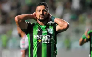 Atacante Aloísio é o nono jogador dispensado pelo América-MG após a queda no Brasileirão
