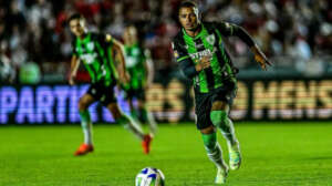 Atacante do América-MG brinca sobre “mala branca” e garante: “Não aceitaria”