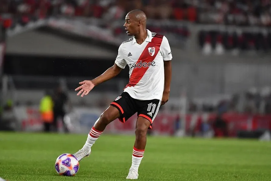 Técnico do River Plate revela saída de De La Cruz e anima torcida do Flamengo