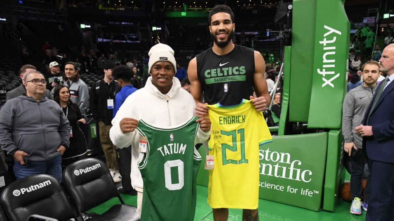 Endrick se encontra com Jayson Tatum e troca uniformes da seleção e Celtics com astro da NBA