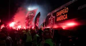 Com cantoria, sinalizadores e bela festa da torcida, Fluminense embarca para Mundial de Clubes