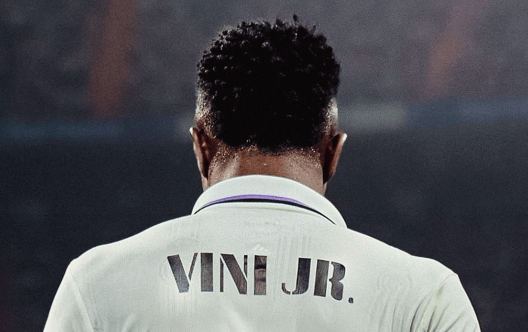 Vinicius Júnior se recupera de lesão e volta a ser relacionado no Real Madrid