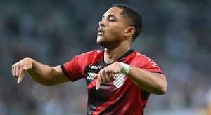 Vitor Roque viaja para Barcelona e se apresenta oficialmente ao time catalão no próximo 3