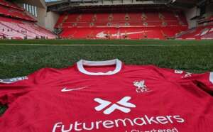 Liverpool condena ato de vandalismo de torcedor contra ônibus do Manchester United