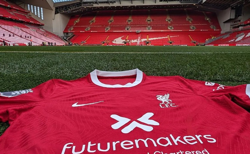 Liverpool condena ato de vandalismo de torcedor contra ônibus do Manchester United