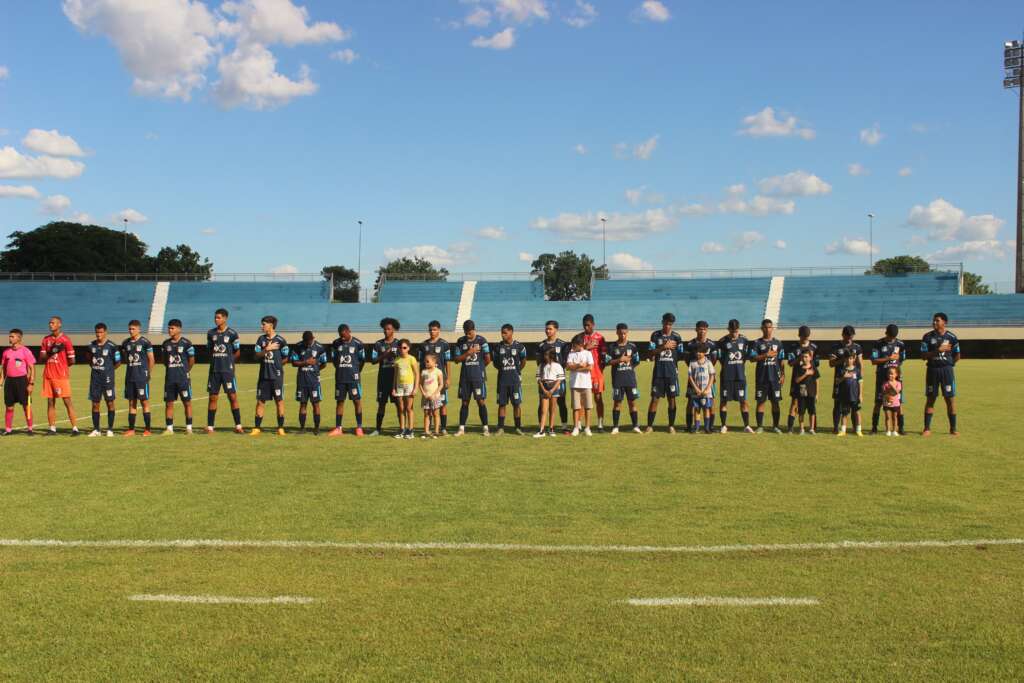 Batalhão FC conquista o Tocantinense Sub-17 e será o representante na Copa do Brasil 2024 da categoria 2 momento do hino nacional 1. foto vanessa sabino assessoria batalhao
