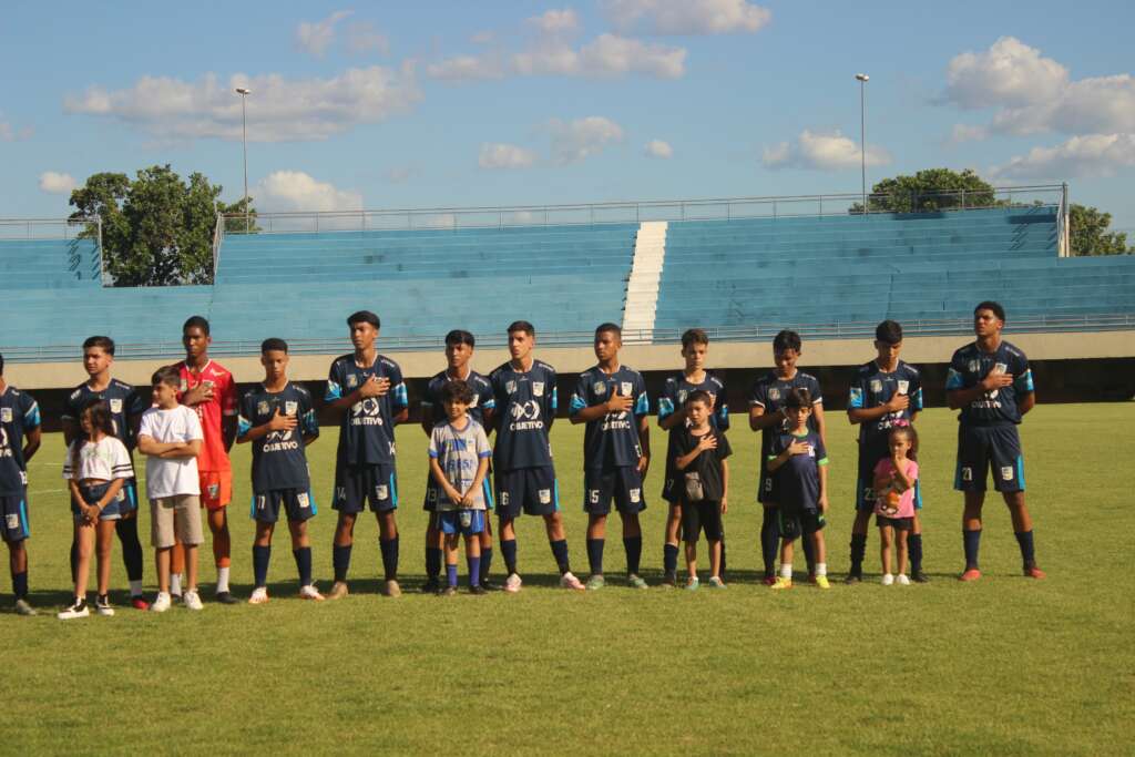 Batalhão FC conquista o Tocantinense Sub-17 e será o representante na Copa do Brasil 2024 da categoria 3 momento do hino nacional. foto vanessa sabino assessoria batalhao