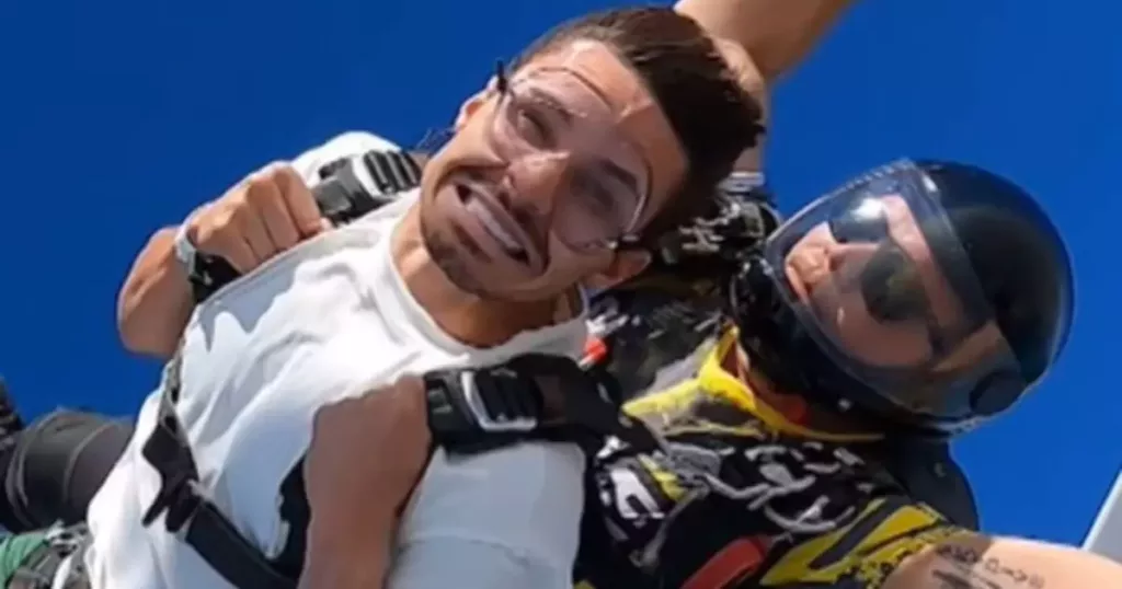 Raphael Veiga, do Palmeiras, supera medo e salta de paraquedas durante férias em Dubai