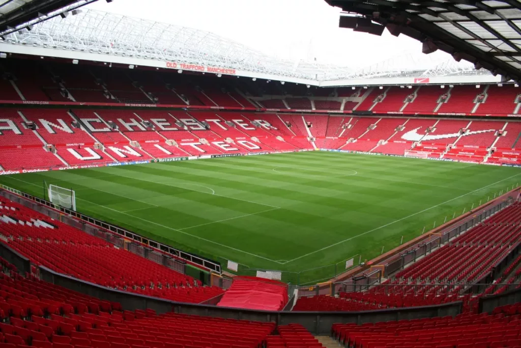 Inglês: Empresa recomenda demolição do Old Trafford, casa do Manchester United