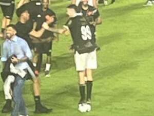 Jogadores do Vasco sobem na bola para rebater provocação de Soteldo e Medel xinga o santista