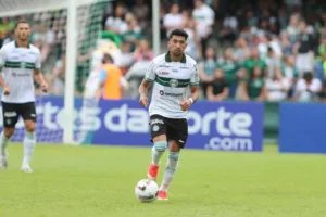Paranaense: Sem acerto com o Vitória, meia permanece no Coritiba em 2024