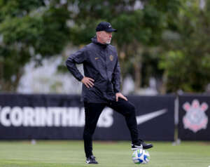 Paulistão: Mano orienta treino tático e dá ênfase à bola parada de olho na estreia do Corinthians
