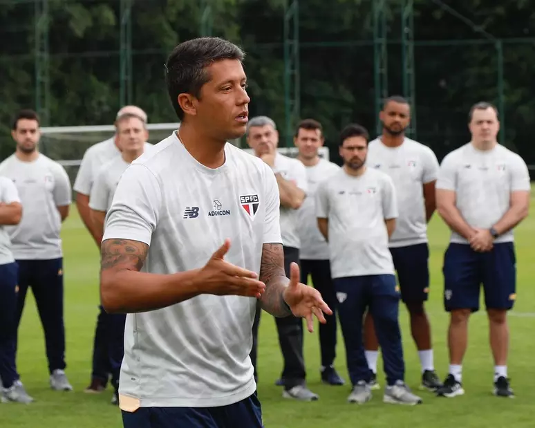 Thiago Carpini tem bate papo com elenco e realiza primeira atividade como técnico do São Paulo