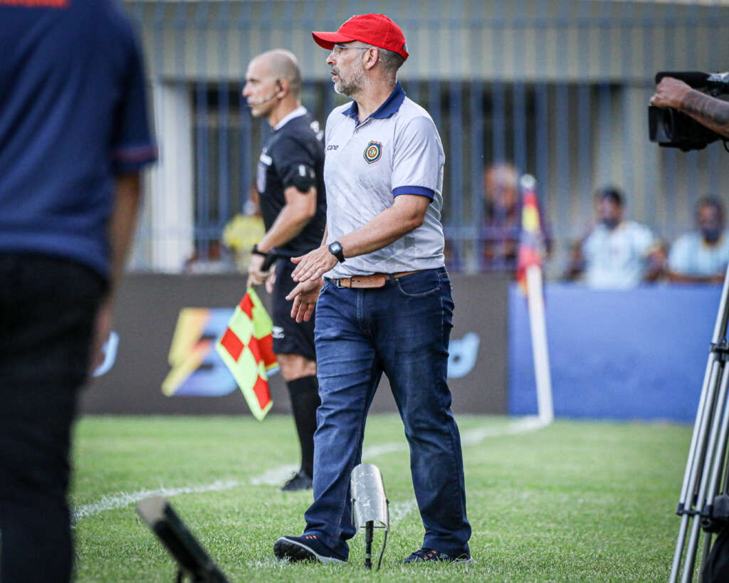 Carioca: Daniel Neri, técnico do Madureira, elogia desempenho dos jogadores em triunfo