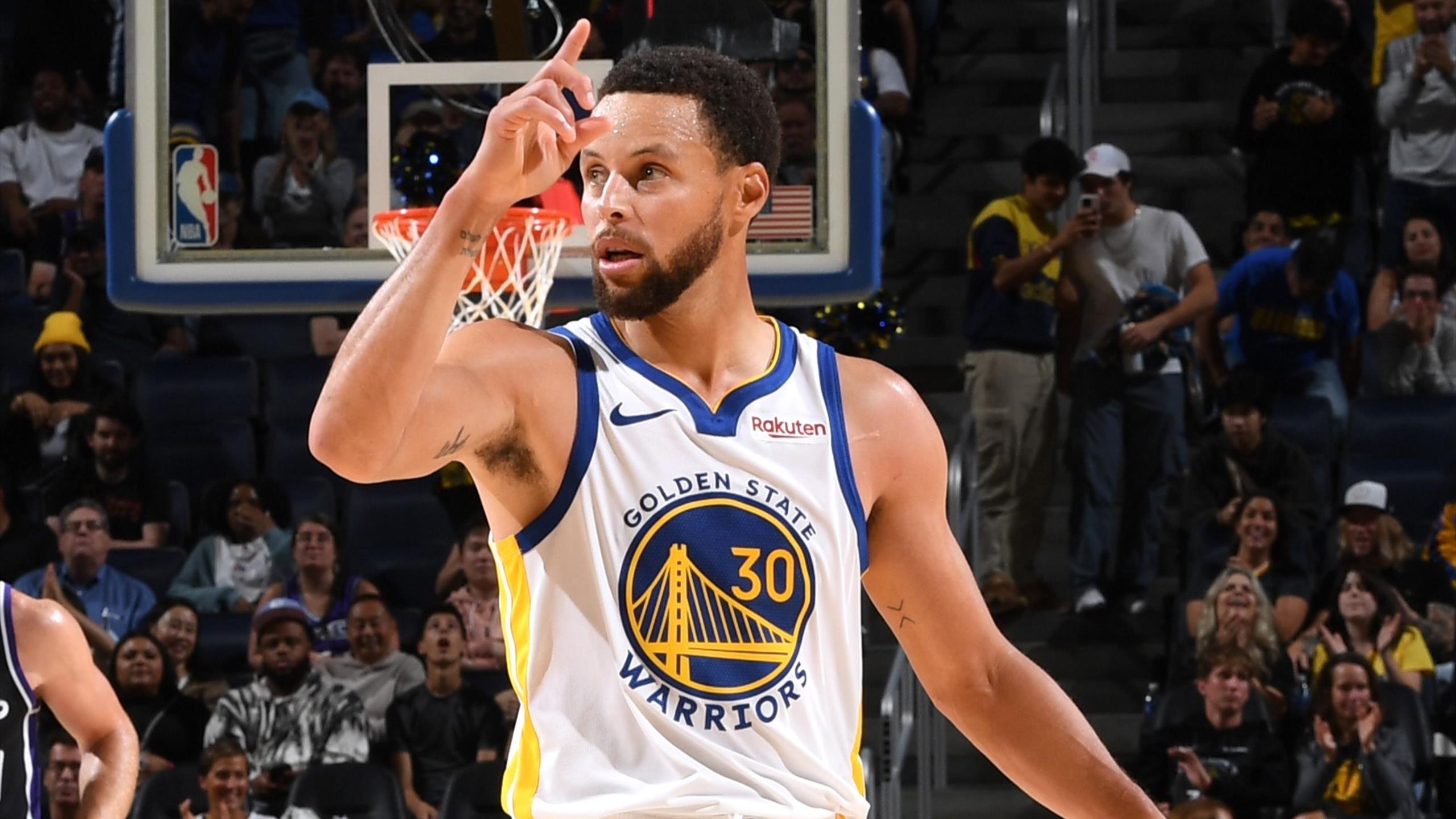 Curry ofusca Embiid e Warriors derrotam Philadelphia 76ers na NBA
