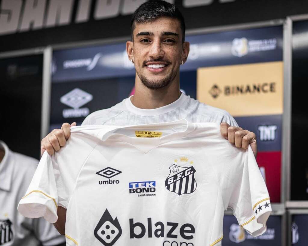 Pedrinho se diz inocente e evita falar sobre caso de agressão na apresentação no Santos