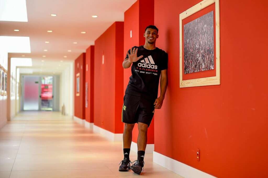 Flamengo anuncia a renovação de Victor Hugo
