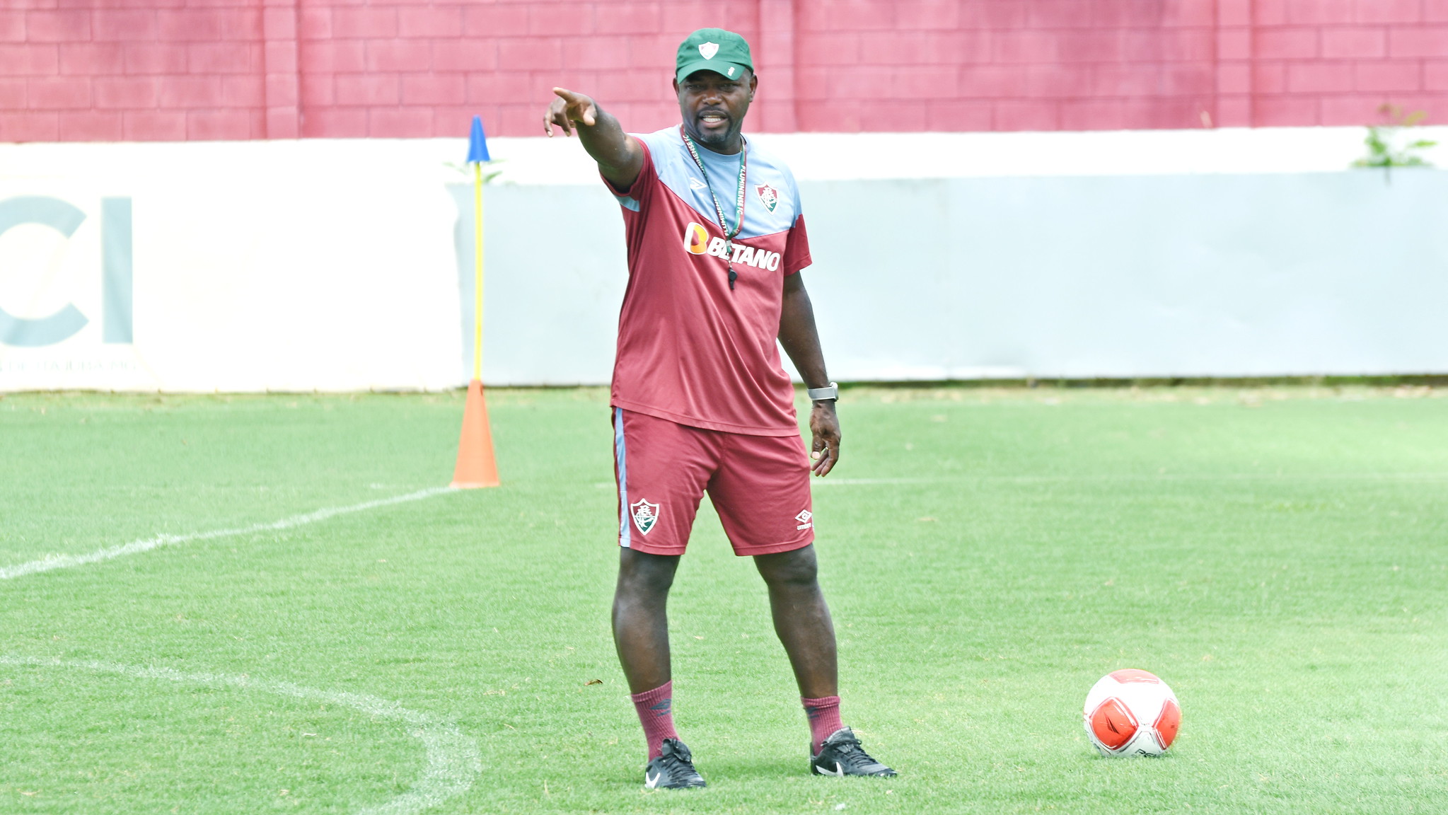 Carioca: Técnico interino do Fluminense faz elogios e ressalta problemas enfrentados