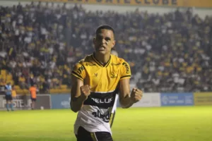 Catarinense: Criciúma antecipa saída e confirma rescisão com atacante Lohan