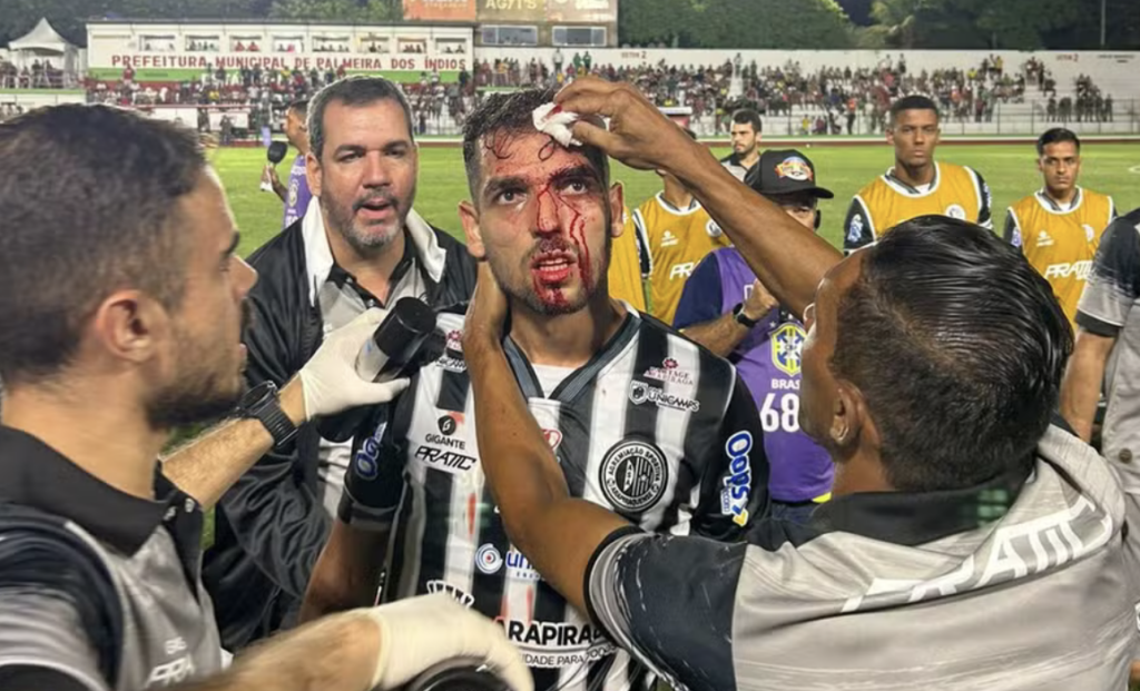 ALAGOANO: CSE derrota ASA em jogo com expulsões; jogador é atingido por lata da torcida