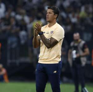 Carpini exalta fim de tabu e pede pé no chão: 'Próximo passo é o mais importante'