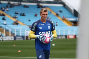 Catarinense: Goleiro do Avaí, Douglas passa por cirurgia no joelho e se mostra otimista com a recuperação