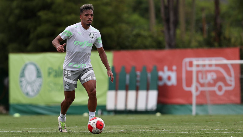 Gabriel menino voltou a treinar no Palmeiras