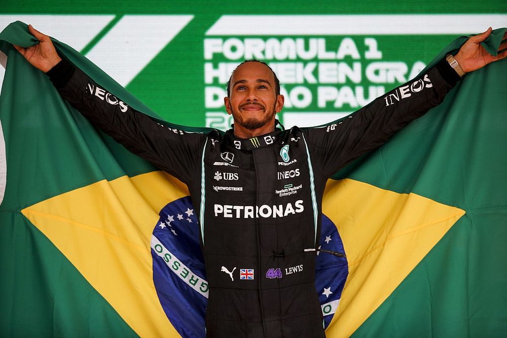 Gatas FI: Lewis Hamilton curte fim de ano na Bahia com modelo brasileira