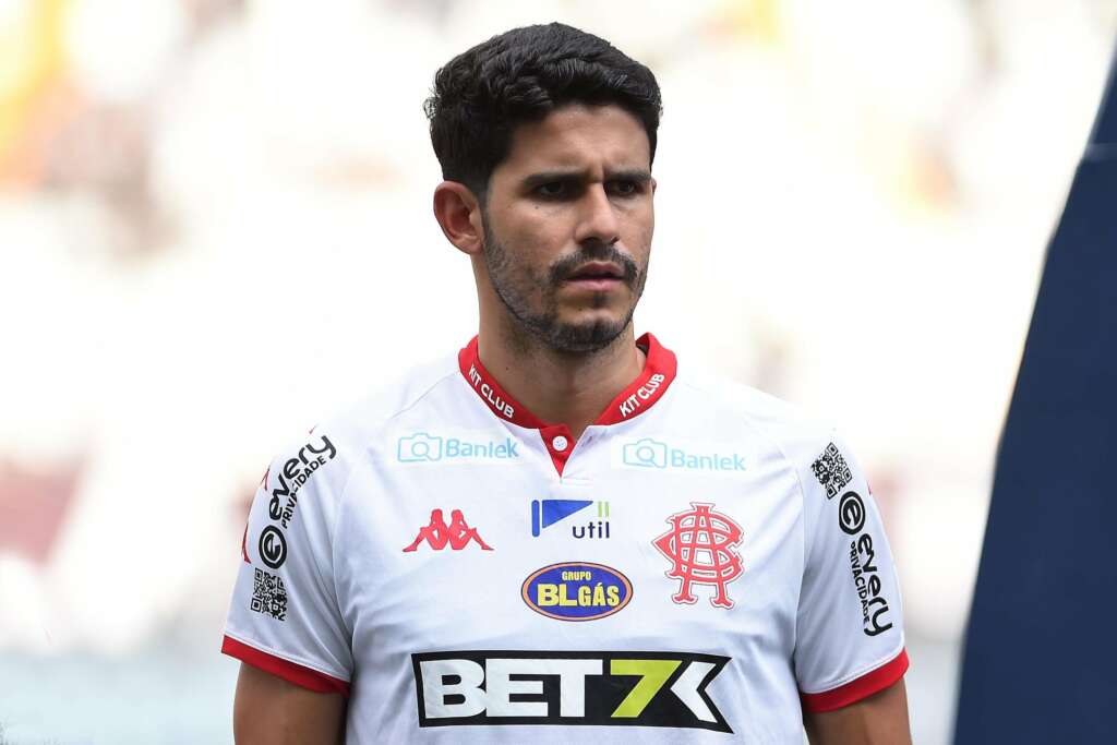 Carioca: Novidade no Bangu, zagueiro completa uma década como atleta profissional