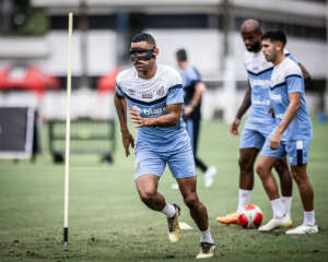 Joaquim fratura nariz e deve usar máscara para defender o Santos diante do Palmeiras