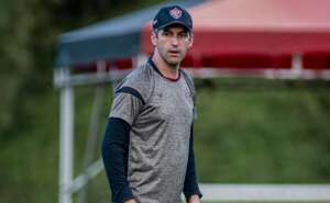 Baiano: Técnico do Vitória enaltece elenco após vitória na estreia. Veja vídeo!