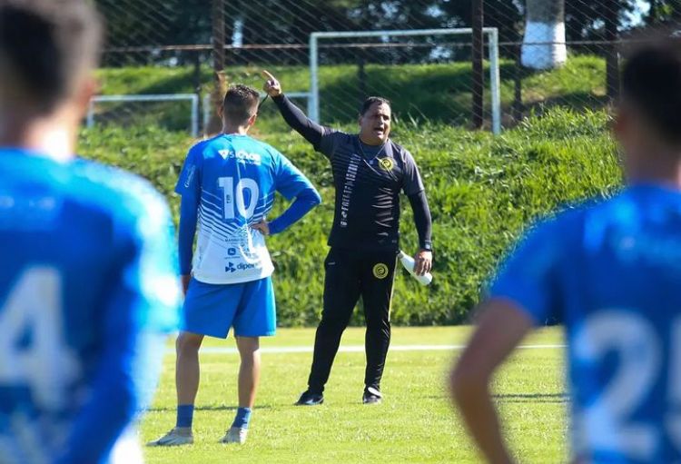 Leston Junior nao e mais treinador do Cascavel