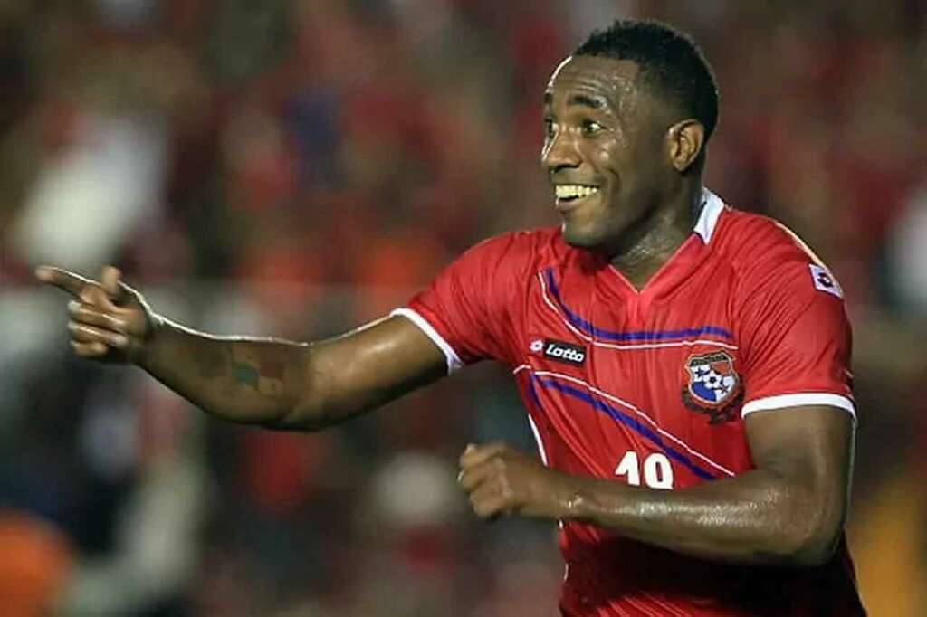 Luto! Maior artilheiro da história do Panamá morre em jogo de veteranos