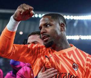 ITALIANO: Goleiro do Milan deixa o campo após gritos racistas e jogo com Udinese é interrompido