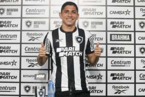 Savarino assume a camisa 10, é relacionado para o Carioca e fala em títulos no Botafogo