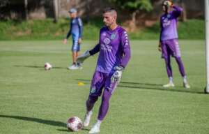 Goleiro titular do Guarani sofre fratura em treino e está fora do Paulistão