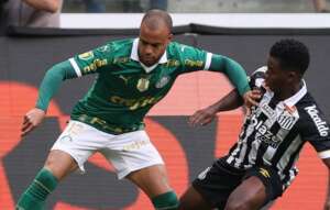 Mayke e Willian Bigode se cumprimentam no Allianz Parque em meio à polêmica das criptomoedas