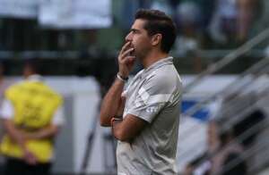 Abel reforça que gramado sintético do Allianz precisa de manutenção: 'Prejudicial ao Palmeiras'